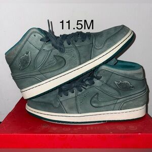 Air Jordan 1 Mid Nouveau Night Shade (2014) Size 11.5M / 13W Pre-Owned